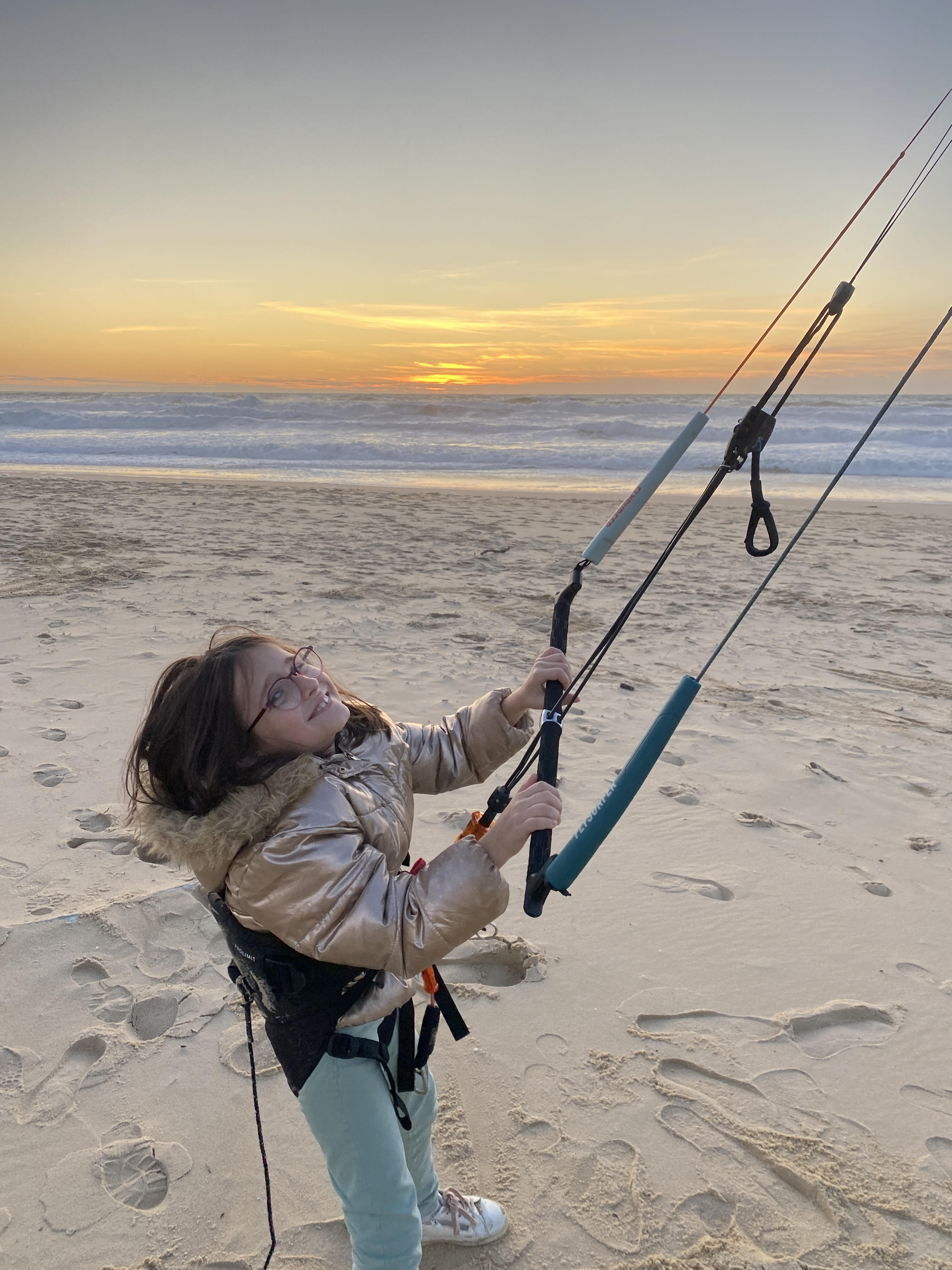Enfant qui pilote un kite